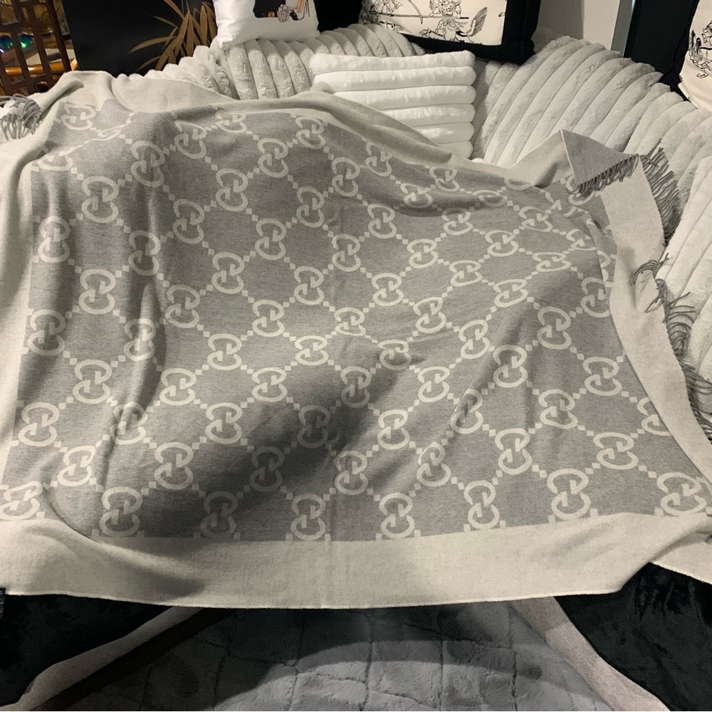 REVERSIBLE Gucci Grey Monogram Throw